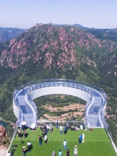 Puente de cristal en la montaña Fuxi