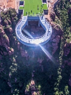 Puente de cristal en la montaña Fuxi