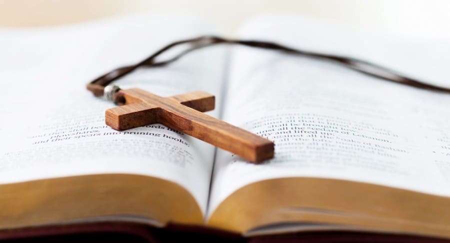 Biblia y crucifijo