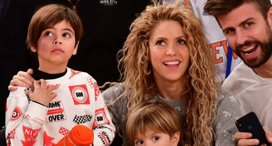 Shakira, cantante, con su pareja Gerard Piqué, futbolista, y sus hijos, Milan y Sasha.