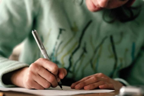 Mujer escribiendo carta.
