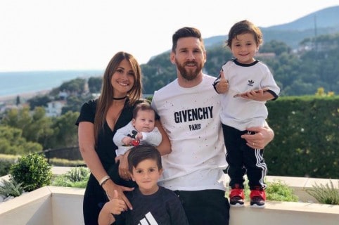 Lionel Messi, futbolista, con su esposa Antonella Roccuzzo y sus hijos Mateo, Thiago y Ciro.