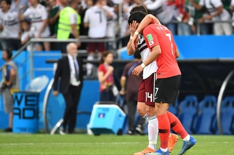 Javier consuela al jugador Son Heung Min