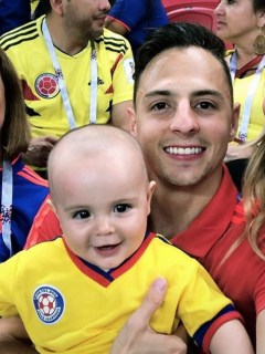 Santiago Arias, futbolista, con su esposa Karin Jiménez, su hijo Thiago y su mamá Mónica Naranjo.