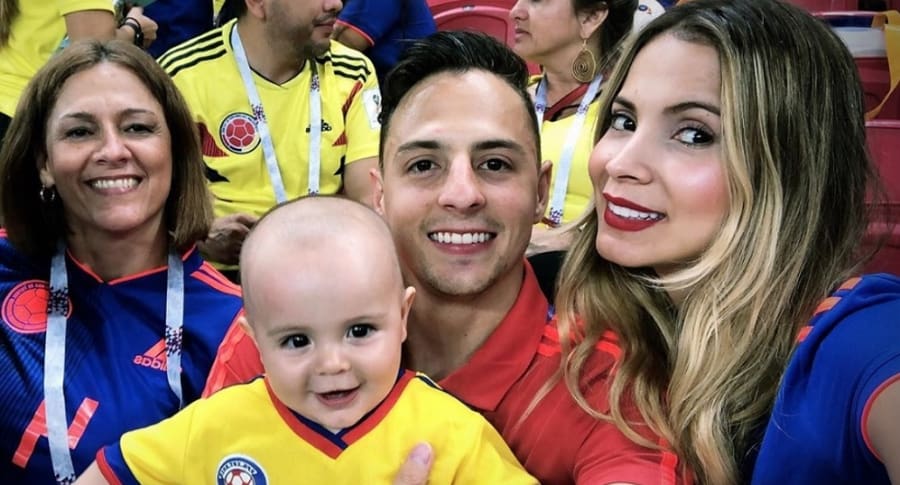 Santiago Arias, futbolista, con su esposa Karin Jiménez, su hijo Thiago y su mamá Mónica Naranjo.