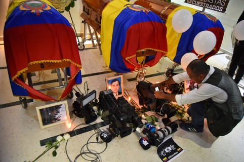 Equipo de prensa ecuatoriano es velado en cámara ardiente antes de su partida mañana a Ecuador
