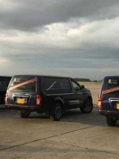 Vehículos que transportan los periodistas