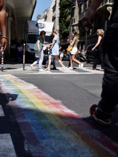 Paso peatonal en París, pintado con la bandera gay