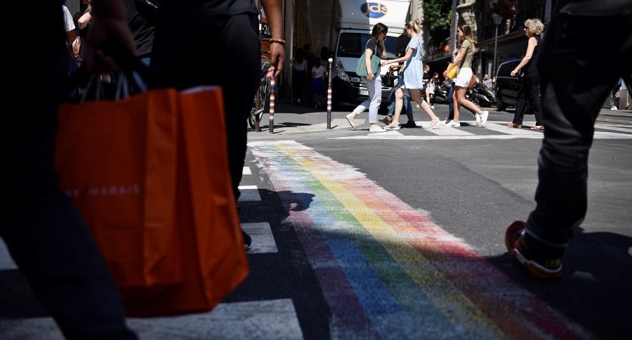 Paso peatonal en París, pintado con la bandera gay