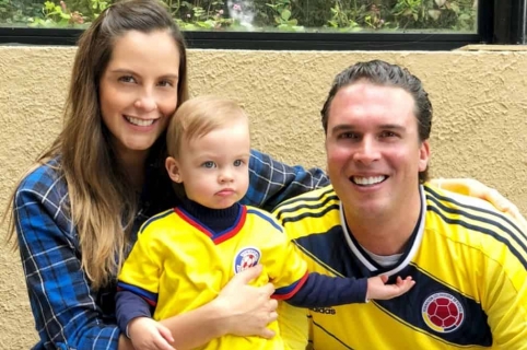 Laura Acuña, presentadora, con su esposo, Rodrigo Kling, y su hija, Helena.