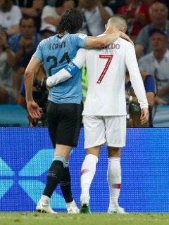 Cristiano ayudando a Cavani