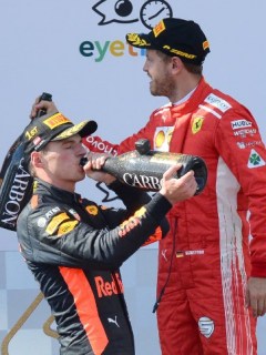 Max Verstappen (centro), Kimi Raikkonen (izquierda) y Sebastián Vettel (derecha)