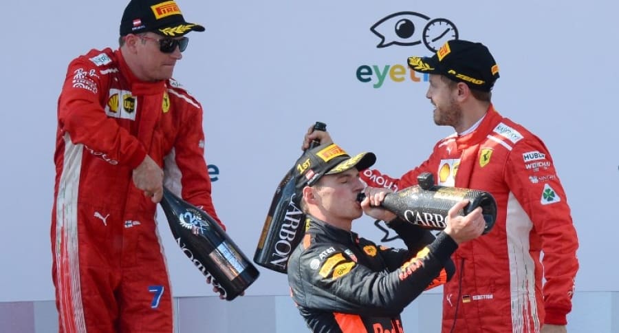 Max Verstappen (centro), Kimi Raikkonen (izquierda) y  Sebastián Vettel (derecha)