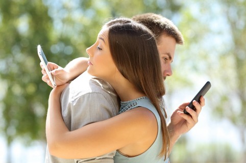 Pareja chateando