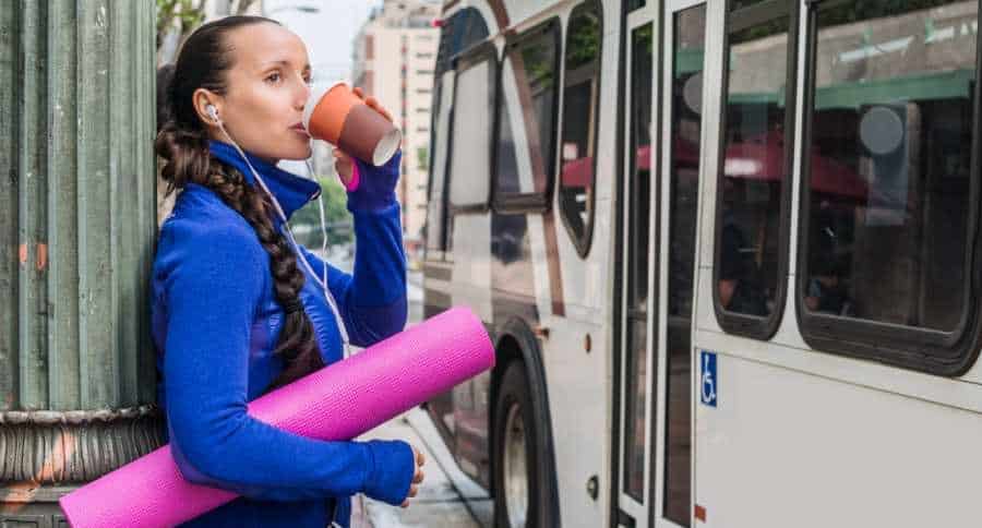Deportista tomando café
