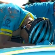 Luis León Sánchez se lamenta tras su fuerte caída.