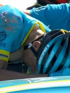 Luis León Sánchez se lamenta tras su fuerte caída.
