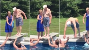 Abuelo hace clavado en una piscina.