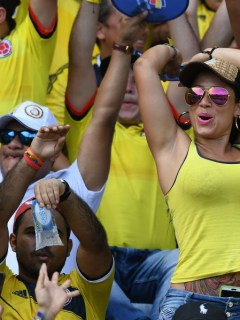 Mujer entre hombres, hinchas de la Selección