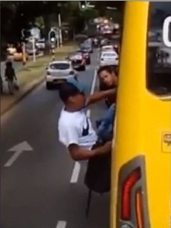Ladrón atrapado en ventana de bus