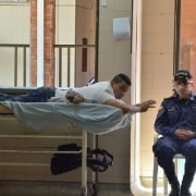 Levith Aldemar Rúa Rodríguez en una camilla