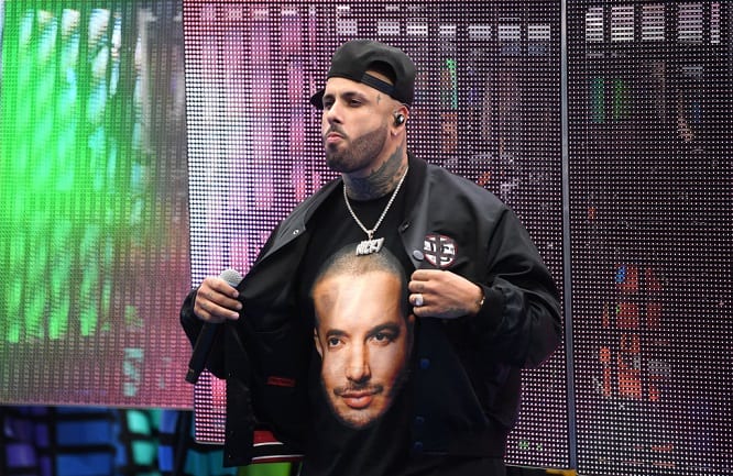 Nicky Jam usando una camiseta con la cara de J. Balvin Nicky Jam usando una camiseta con la cara de J. Balvin