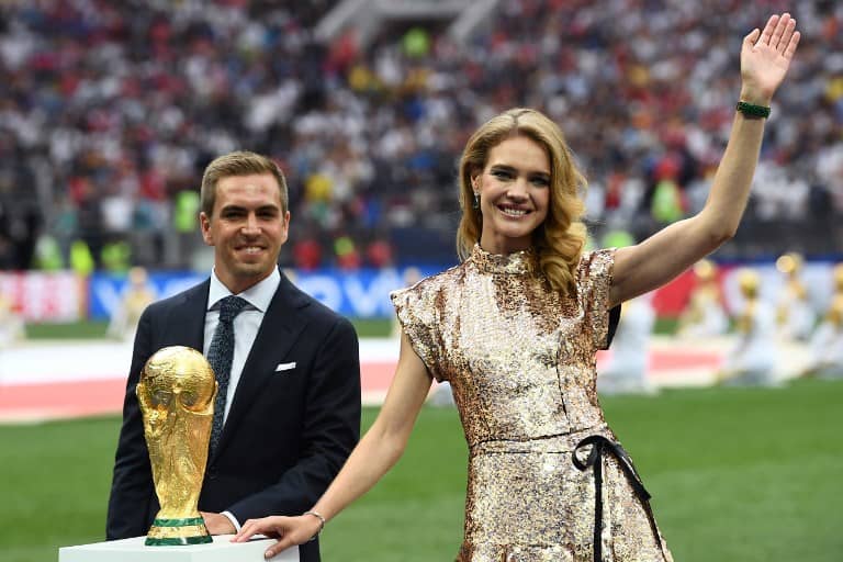 Philipp Lahm entrega la Copa del Mundo Philipp Lahm entrega la Copa del Mundo