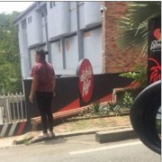 Mujer que espera en entrada de motel