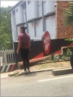 Mujer que espera en entrada de motel