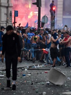Disturbios en los Campos Eliseos, París