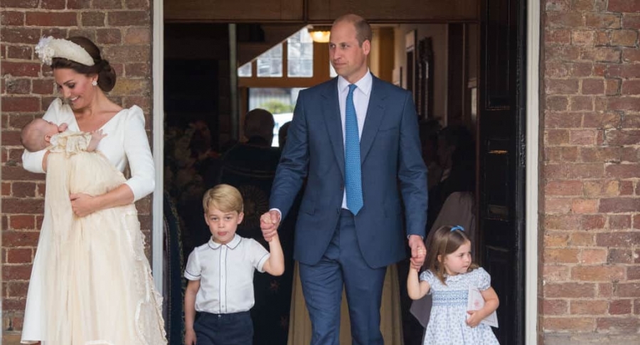 Kate Middleton y su esposo el príncipe William con sus hijos (izq. a der) Louis, George y Charlotte