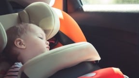 Bebé en un carro