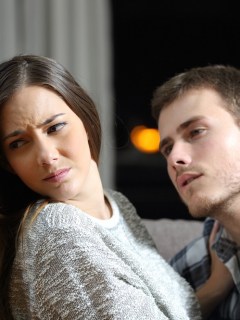 Hombre acosando a mujer