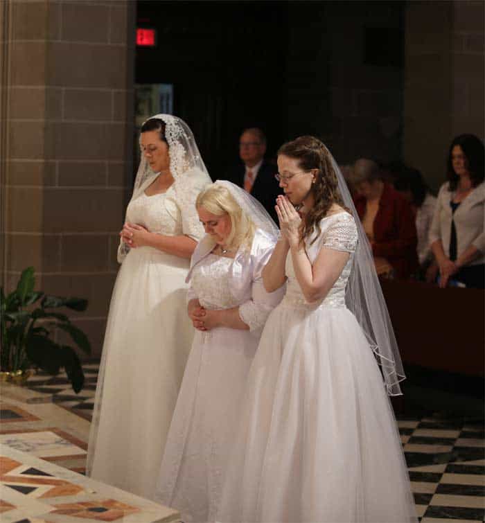 Karen Ervin, Theresa Jordan y Laurie Malashanko hacen una pausa en la oración ante el altar en la Catedral del Santísimo Sacramento en Detroit, Estados Unidos