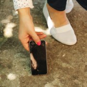 Celular caído.