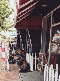 Restaurante Kurenai Maid Café, afectado