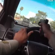 Policía dispara a través del parabrisas