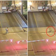 Ciclista queda atrapada en puente levadizo.