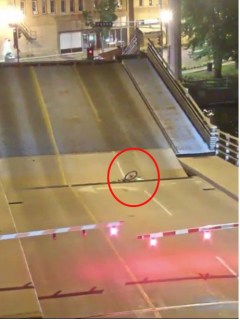 Ciclista queda atrapada en puente levadizo.