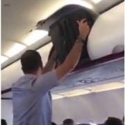 Hombre no puede poner su maleta en portaequipajes,
