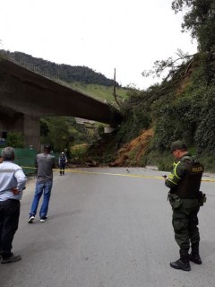 Derrumbe en vía al alto de la Línea