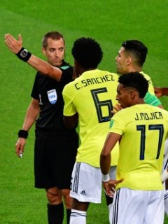 Jugadores de Colombia y el árbitro Mark Geiger