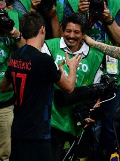 Yuri Cortez recibiendo las disculpas de jugadores croatas en el Mundial.