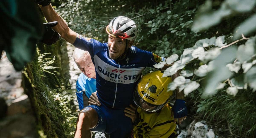 Philippe Gilbert es rescatado tras caer en un barranco en el Tour
