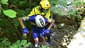 Rescate a Philipe Gilbert tras su caída en la etapa 16
