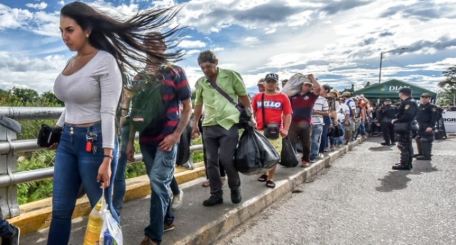 Venezolanos cruzando la frontera hacia Colombia