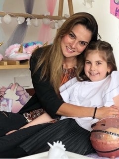 Catalina Gómez, presentadora, con su hija Emilia.