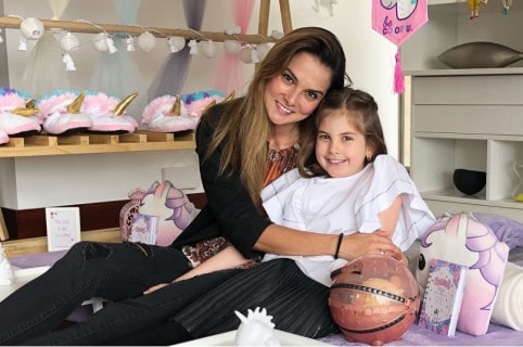 Catalina Gómez, presentadora, con su hija Emilia.