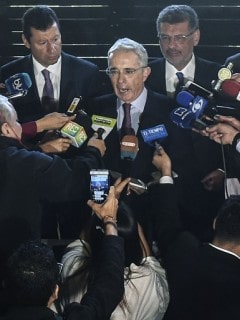 Rueda de prensa convocada por Uribe