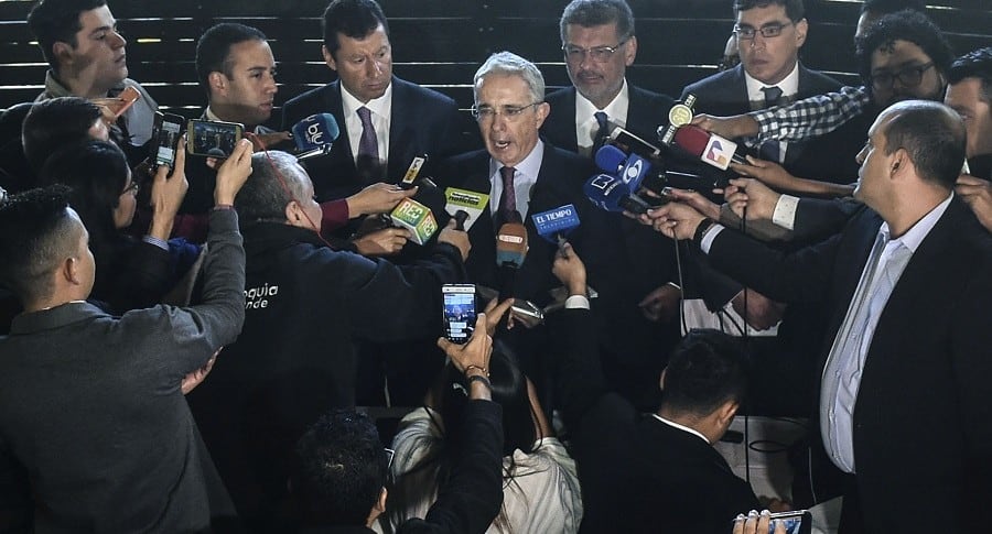 Rueda de prensa convocada por Uribe